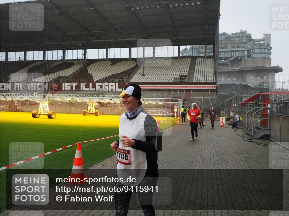 07.12.2025 - St. Pauli X-Mass-Run No. 15 Fabian Wolf http://msf.ph/oto/9415941 07.12.2025 11:06:48 Ziel 359, 382, 565, 595, 1285, 1286, 1462, 1469, 1708, 4582, 4588 meine-sportfotos.de