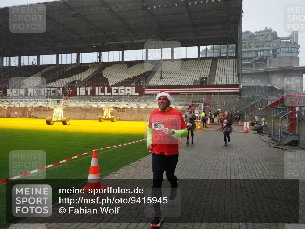 07.12.2025 - St. Pauli X-Mass-Run No. 15 Fabian Wolf http://msf.ph/oto/9415945 07.12.2025 11:06:51 Ziel 359, 382, 565, 595, 1462, 1469, 1708, 4582, 4588 meine-sportfotos.de