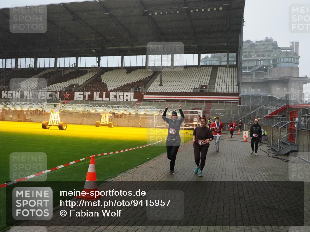 07.12.2025 - St. Pauli X-Mass-Run No. 15 Fabian Wolf http://msf.ph/oto/9415957 07.12.2025 11:07:02 Ziel 595, 1462, 1469, 1634, 1666, 1751, 1861, 1862 meine-sportfotos.de