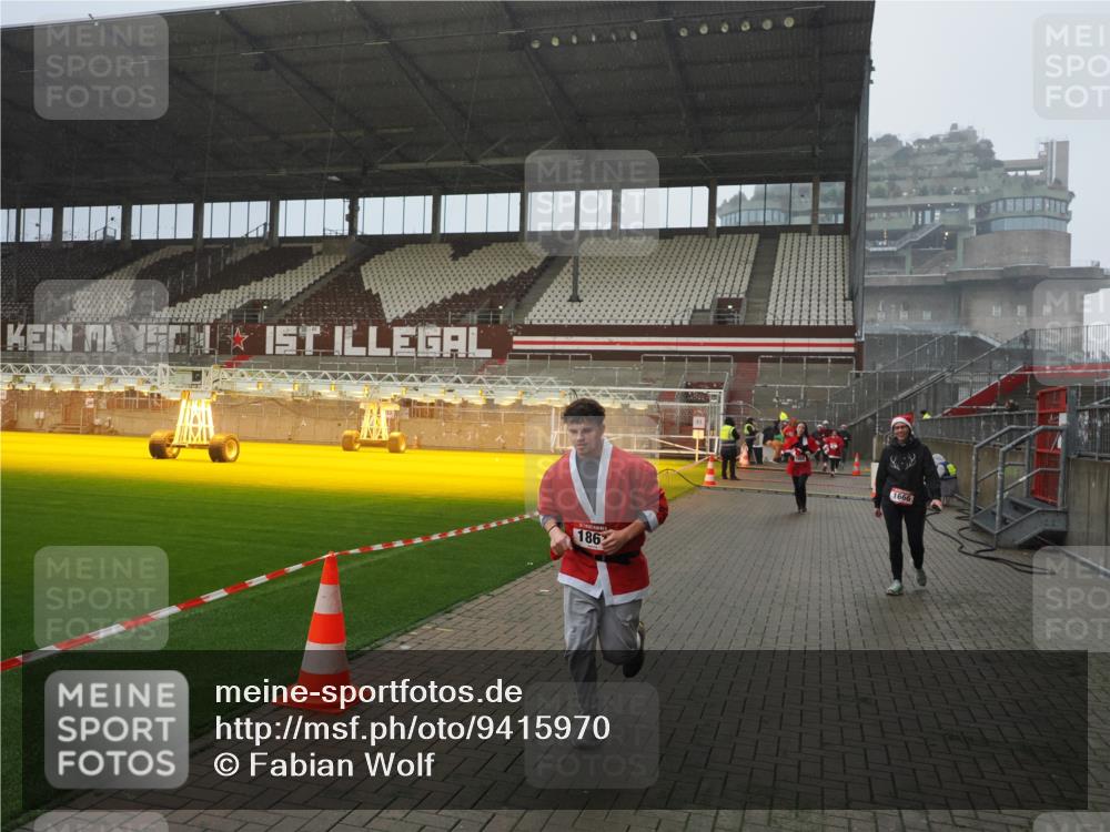07.12.2025 - St. Pauli X-Mass-Run No. 15 Fabian Wolf http://msf.ph/oto/9415970 07.12.2025 11:07:04 Ziel 1462, 1469, 1634, 1666, 1751, 1861, 1862 meine-sportfotos.de