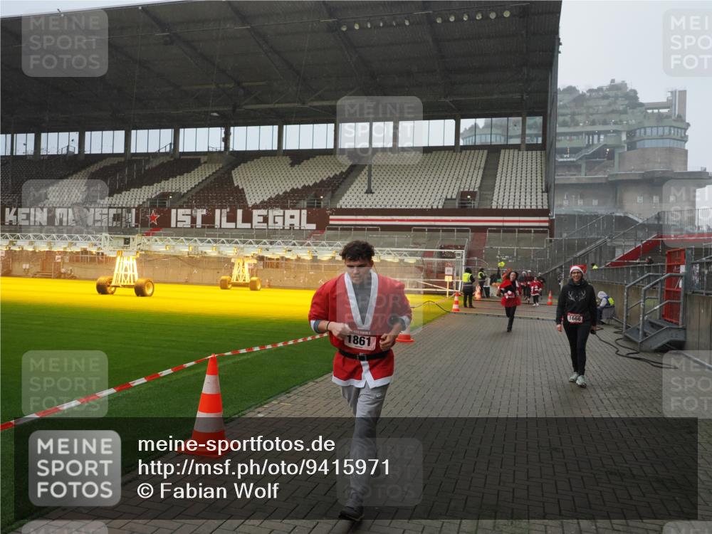 07.12.2025 - St. Pauli X-Mass-Run No. 15 Fabian Wolf http://msf.ph/oto/9415971 07.12.2025 11:07:05 Ziel 1462, 1469, 1634, 1666, 1751, 1861, 1862 meine-sportfotos.de