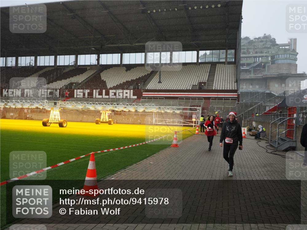 07.12.2025 - St. Pauli X-Mass-Run No. 15 Fabian Wolf http://msf.ph/oto/9415978 07.12.2025 11:07:06 Ziel 281, 688, 1469, 1634, 1666, 1751, 1861, 1862 meine-sportfotos.de