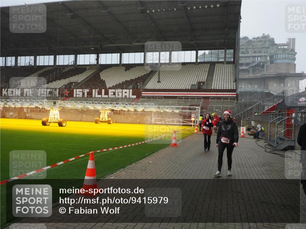 07.12.2025 - St. Pauli X-Mass-Run No. 15 Fabian Wolf http://msf.ph/oto/9415979 07.12.2025 11:07:06 Ziel 281, 688, 1469, 1634, 1666, 1751, 1861, 1862 meine-sportfotos.de
