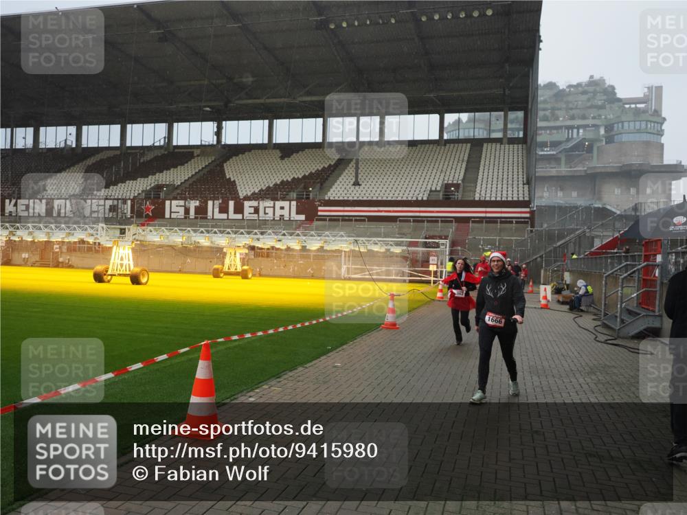 07.12.2025 - St. Pauli X-Mass-Run No. 15 Fabian Wolf http://msf.ph/oto/9415980 07.12.2025 11:07:06 Ziel 281, 688, 1469, 1634, 1666, 1751, 1861, 1862 meine-sportfotos.de