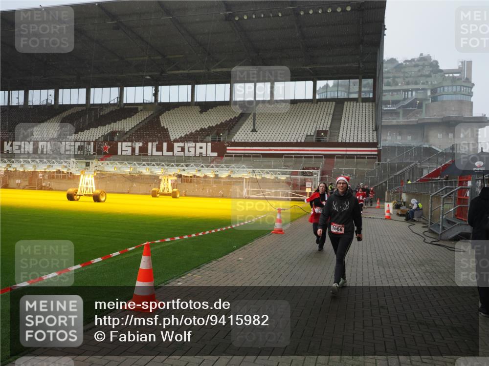 07.12.2025 - St. Pauli X-Mass-Run No. 15 Fabian Wolf http://msf.ph/oto/9415982 07.12.2025 11:07:07 Ziel 281, 596, 688, 1634, 1666, 1751, 1861, 1862 meine-sportfotos.de