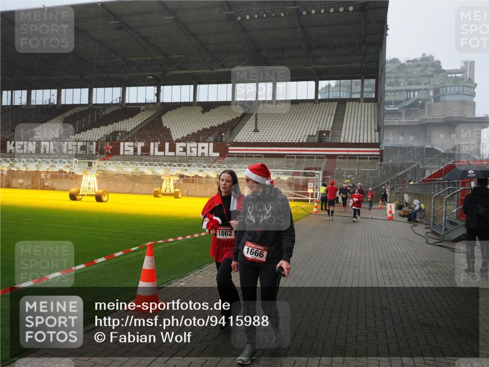 07.12.2025 - St. Pauli X-Mass-Run No. 15 Fabian Wolf http://msf.ph/oto/9415988 07.12.2025 11:07:09 Ziel 281, 596, 688, 1585, 1587, 1634, 1666, 1751, 1861, 1862 meine-sportfotos.de