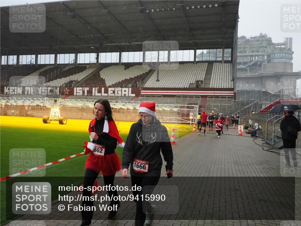 07.12.2025 - St. Pauli X-Mass-Run No. 15 Fabian Wolf http://msf.ph/oto/9415990 07.12.2025 11:07:09 Ziel 281, 596, 688, 1585, 1587, 1634, 1666, 1751, 1861, 1862 meine-sportfotos.de