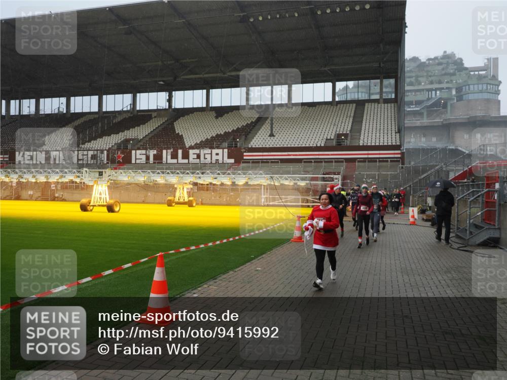 07.12.2025 - St. Pauli X-Mass-Run No. 15 Fabian Wolf http://msf.ph/oto/9415992 07.12.2025 11:07:14 Ziel 281, 342, 344, 591, 596, 603, 622, 688, 1585, 1587, 1634, 1666, 1751, 1861, 1862 meine-sportfotos.de