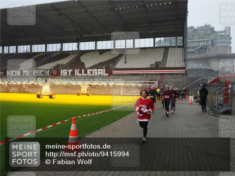 07.12.2025 - St. Pauli X-Mass-Run No. 15 Fabian Wolf http://msf.ph/oto/9415994 07.12.2025 11:07:14 Ziel 281, 342, 344, 591, 596, 603, 622, 688, 1585, 1587, 1634, 1666, 1751, 1861, 1862 meine-sportfotos.de