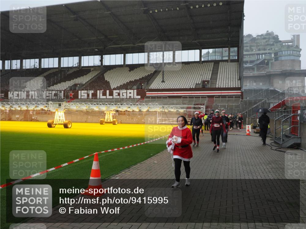 07.12.2025 - St. Pauli X-Mass-Run No. 15 Fabian Wolf http://msf.ph/oto/9415995 07.12.2025 11:07:14 Ziel 281, 342, 344, 591, 596, 603, 622, 688, 1585, 1587, 1634, 1666, 1751, 1861, 1862 meine-sportfotos.de
