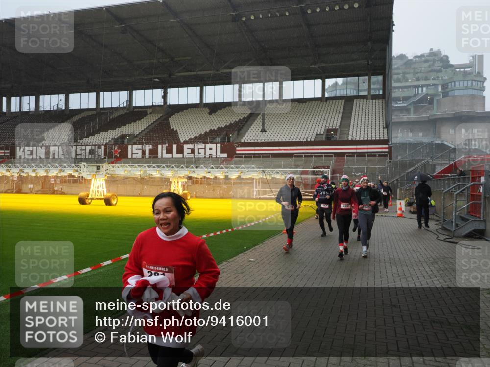 07.12.2025 - St. Pauli X-Mass-Run No. 15 Fabian Wolf http://msf.ph/oto/9416001 07.12.2025 11:07:15 Ziel 281, 342, 344, 490, 591, 596, 603, 621, 622, 688, 1202, 1206, 1585, 1587, 1634, 1666, 1751, 1861, 1862, 2403 meine-sportfotos.de