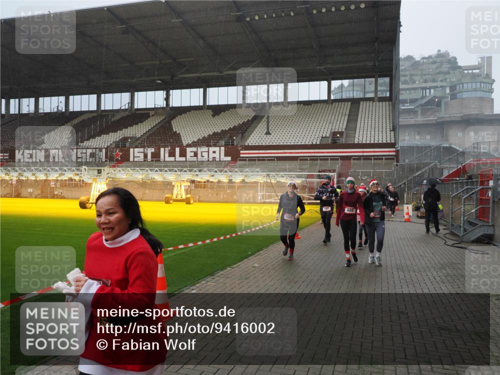 07.12.2025 - St. Pauli X-Mass-Run No. 15 Fabian Wolf http://msf.ph/oto/9416002 07.12.2025 11:07:16 Ziel 281, 342, 344, 476, 490, 591, 596, 603, 621, 622, 673, 688, 1202, 1206, 1585, 1587, 1861, 1862, 2403 meine-sportfotos.de