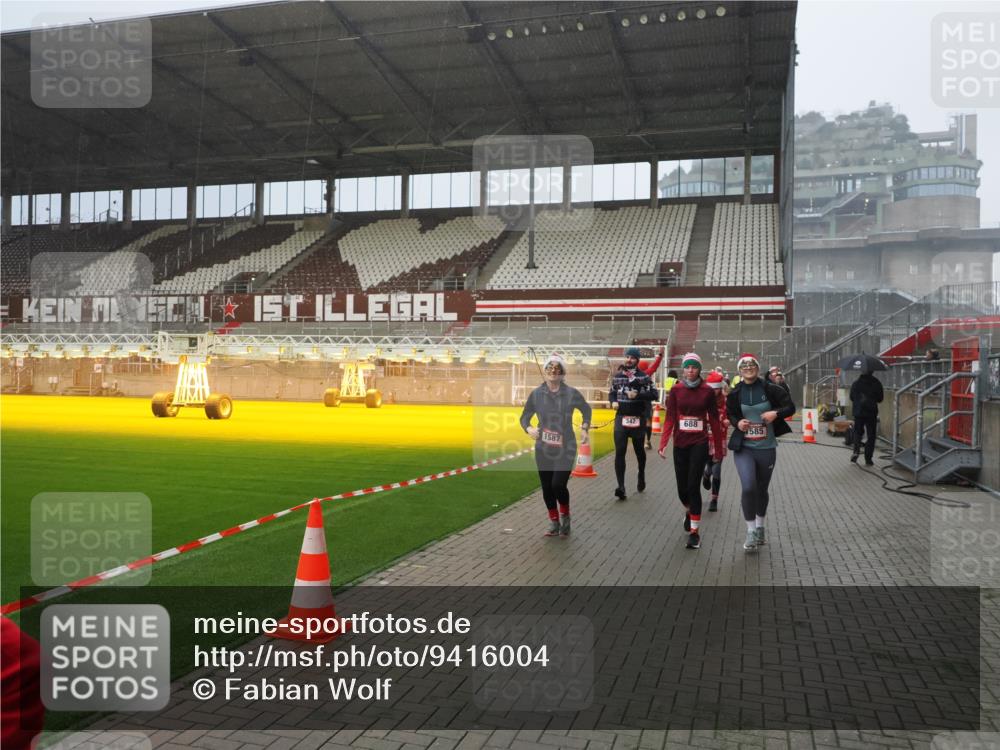07.12.2025 - St. Pauli X-Mass-Run No. 15 Fabian Wolf http://msf.ph/oto/9416004 07.12.2025 11:07:16 Ziel 281, 342, 344, 476, 490, 591, 596, 603, 621, 622, 673, 688, 1202, 1206, 1585, 1587, 1861, 1862, 2403 meine-sportfotos.de