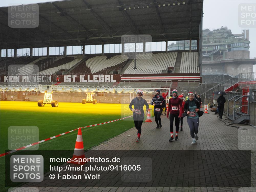 07.12.2025 - St. Pauli X-Mass-Run No. 15 Fabian Wolf http://msf.ph/oto/9416005 07.12.2025 11:07:16 Ziel 281, 342, 344, 476, 490, 591, 596, 603, 621, 622, 673, 688, 1202, 1206, 1585, 1587, 1861, 1862, 2403 meine-sportfotos.de