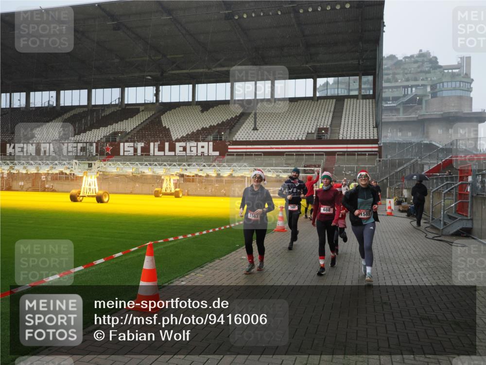 07.12.2025 - St. Pauli X-Mass-Run No. 15 Fabian Wolf http://msf.ph/oto/9416006 07.12.2025 11:07:16 Ziel 281, 342, 344, 476, 490, 591, 596, 603, 621, 622, 673, 688, 1202, 1206, 1585, 1587, 1861, 1862, 2403 meine-sportfotos.de