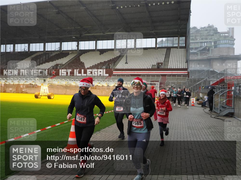 07.12.2025 - St. Pauli X-Mass-Run No. 15 Fabian Wolf http://msf.ph/oto/9416011 07.12.2025 11:07:18 Ziel 281, 342, 344, 476, 490, 591, 596, 603, 621, 622, 673, 688, 781, 1202, 1206, 1233, 1585, 1587, 1861, 1862, 2403, 5008 meine-sportfotos.de