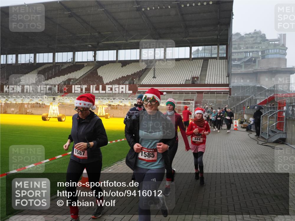 07.12.2025 - St. Pauli X-Mass-Run No. 15 Fabian Wolf http://msf.ph/oto/9416012 07.12.2025 11:07:18 Ziel 281, 342, 344, 476, 490, 591, 596, 603, 621, 622, 673, 688, 781, 1202, 1206, 1233, 1585, 1587, 1861, 1862, 2403, 5008 meine-sportfotos.de