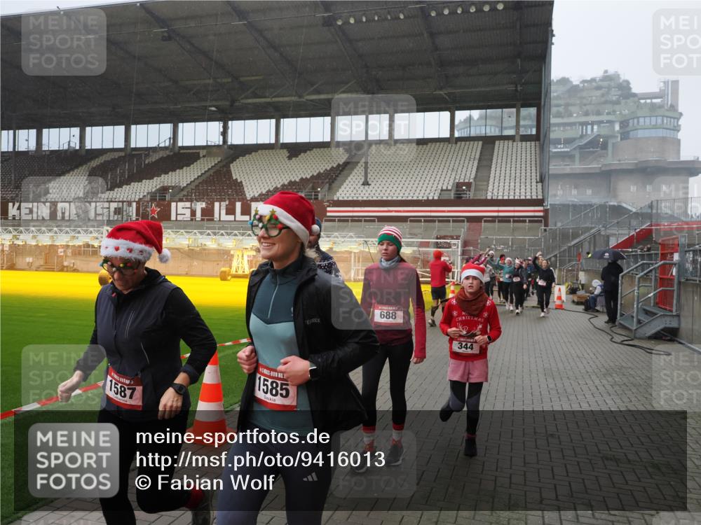 07.12.2025 - St. Pauli X-Mass-Run No. 15 Fabian Wolf http://msf.ph/oto/9416013 07.12.2025 11:07:18 Ziel 281, 342, 344, 476, 490, 591, 596, 603, 621, 622, 673, 688, 781, 1202, 1206, 1233, 1585, 1587, 1861, 1862, 2403, 5008 meine-sportfotos.de