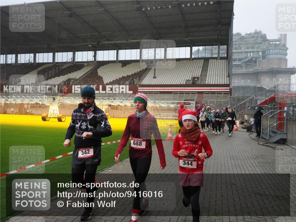 07.12.2025 - St. Pauli X-Mass-Run No. 15 Fabian Wolf http://msf.ph/oto/9416016 07.12.2025 11:07:19 Ziel 281, 342, 344, 476, 490, 591, 596, 603, 621, 622, 673, 688, 781, 1202, 1206, 1233, 1585, 1587, 1862, 2403, 5008 meine-sportfotos.de