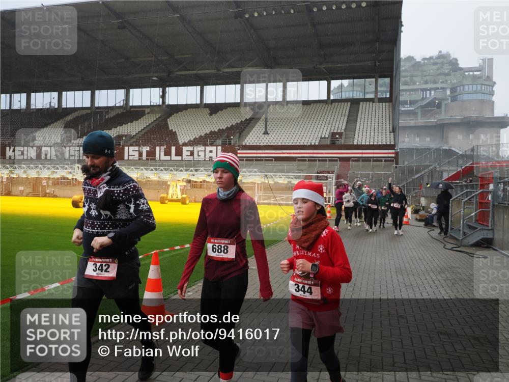 07.12.2025 - St. Pauli X-Mass-Run No. 15 Fabian Wolf http://msf.ph/oto/9416017 07.12.2025 11:07:19 Ziel 281, 342, 344, 476, 490, 591, 596, 603, 621, 622, 673, 688, 781, 1202, 1206, 1233, 1585, 1587, 1862, 2403, 5008 meine-sportfotos.de