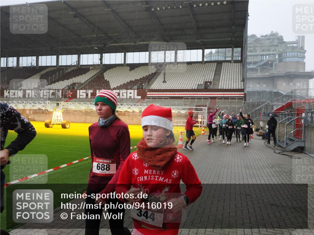 07.12.2025 - St. Pauli X-Mass-Run No. 15 Fabian Wolf http://msf.ph/oto/9416019 07.12.2025 11:07:19 Ziel 281, 342, 344, 476, 490, 591, 596, 603, 621, 622, 673, 688, 781, 1202, 1206, 1233, 1585, 1587, 1862, 2403, 5008 meine-sportfotos.de