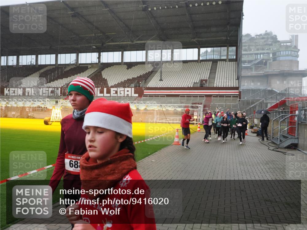 07.12.2025 - St. Pauli X-Mass-Run No. 15 Fabian Wolf http://msf.ph/oto/9416020 07.12.2025 11:07:19 Ziel 281, 342, 344, 476, 490, 591, 596, 603, 621, 622, 673, 688, 781, 1202, 1206, 1233, 1585, 1587, 1862, 2403, 5008 meine-sportfotos.de