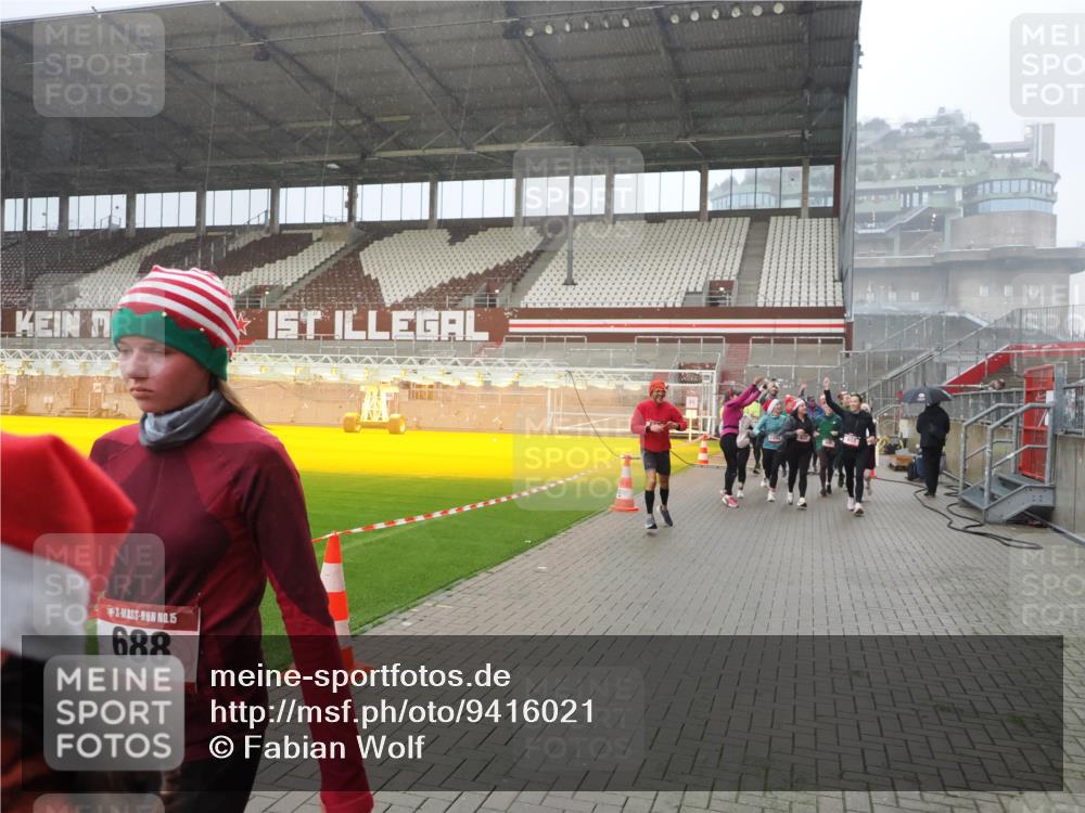 07.12.2025 - St. Pauli X-Mass-Run No. 15 Fabian Wolf http://msf.ph/oto/9416021 07.12.2025 11:07:20 Ziel 281, 342, 344, 476, 490, 591, 596, 603, 621, 622, 673, 688, 781, 1202, 1206, 1233, 1585, 1587, 1862, 2403, 5008 meine-sportfotos.de