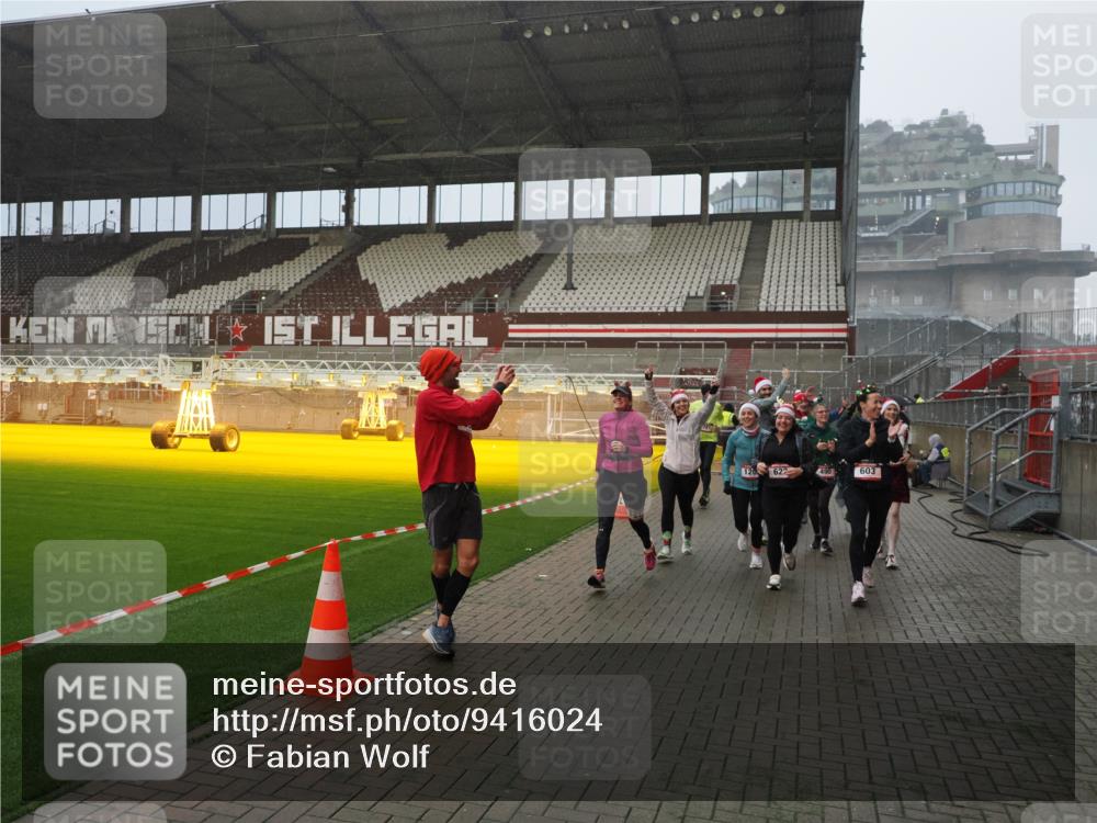 07.12.2025 - St. Pauli X-Mass-Run No. 15 Fabian Wolf http://msf.ph/oto/9416024 07.12.2025 11:07:22 Ziel 281, 342, 344, 476, 490, 591, 596, 603, 621, 622, 673, 688, 781, 1202, 1206, 1233, 1585, 1587, 2403, 5008 meine-sportfotos.de