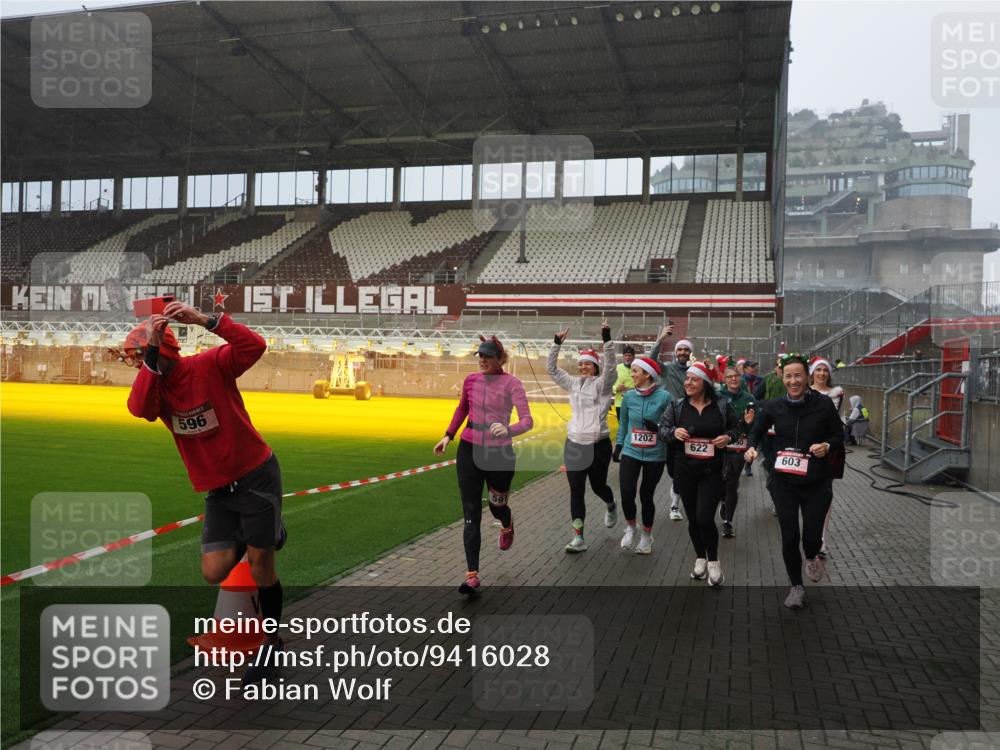 07.12.2025 - St. Pauli X-Mass-Run No. 15 Fabian Wolf http://msf.ph/oto/9416028 07.12.2025 11:07:23 Ziel 281, 342, 344, 476, 490, 591, 596, 603, 621, 622, 673, 688, 781, 1202, 1206, 1233, 1585, 1587, 2403, 5008 meine-sportfotos.de