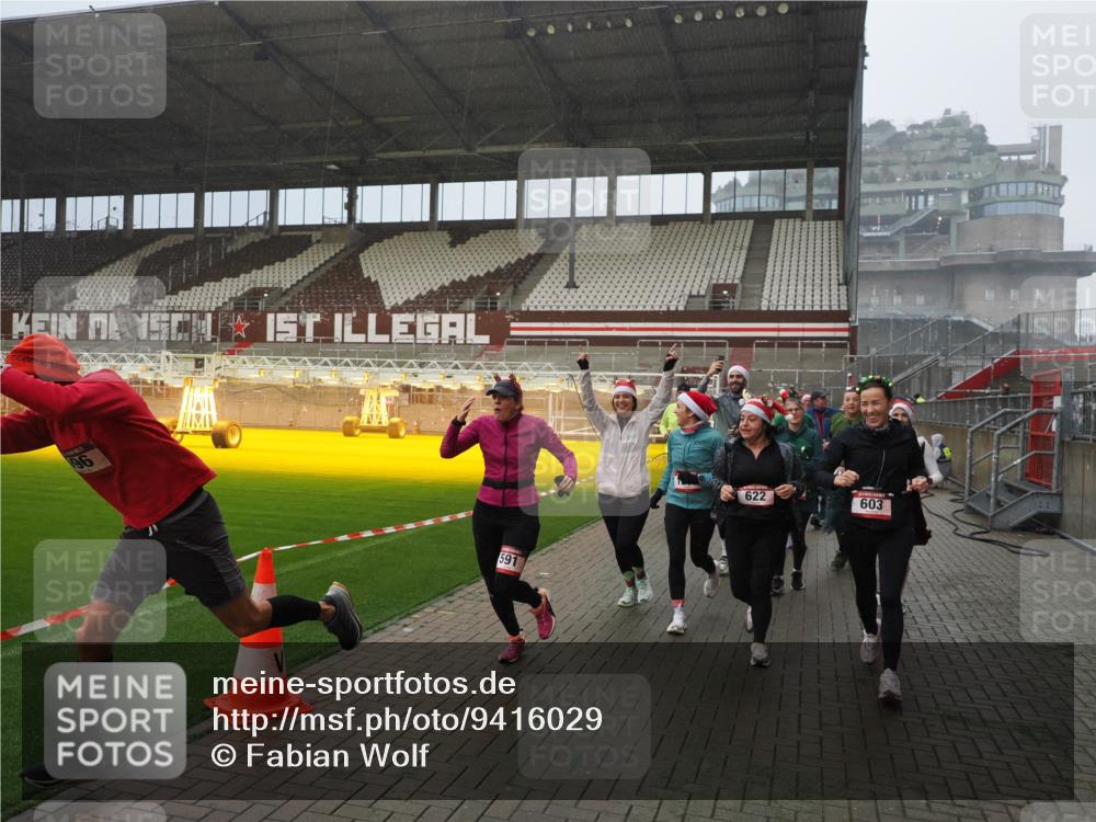 07.12.2025 - St. Pauli X-Mass-Run No. 15 Fabian Wolf http://msf.ph/oto/9416029 07.12.2025 11:07:23 Ziel 281, 342, 344, 476, 490, 591, 596, 603, 621, 622, 673, 688, 781, 1202, 1206, 1233, 1585, 1587, 2403, 5008 meine-sportfotos.de