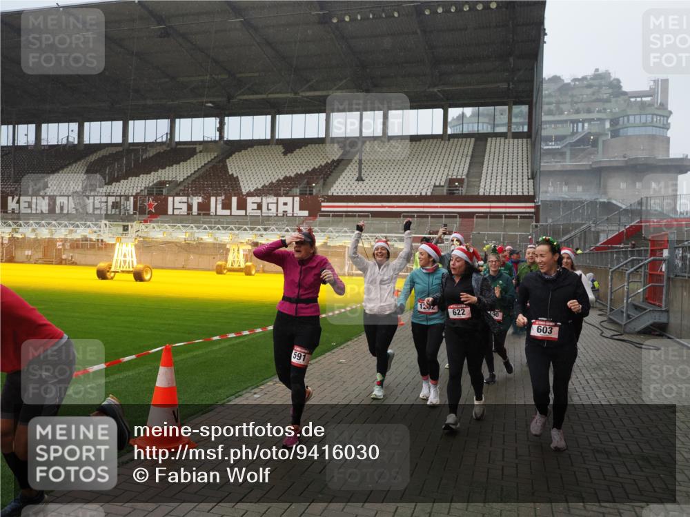 07.12.2025 - St. Pauli X-Mass-Run No. 15 Fabian Wolf http://msf.ph/oto/9416030 07.12.2025 11:07:23 Ziel 281, 342, 344, 476, 490, 591, 596, 603, 621, 622, 673, 688, 781, 1202, 1206, 1233, 1585, 1587, 2403, 5008 meine-sportfotos.de