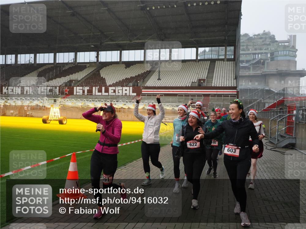 07.12.2025 - St. Pauli X-Mass-Run No. 15 Fabian Wolf http://msf.ph/oto/9416032 07.12.2025 11:07:24 Ziel 281, 342, 344, 476, 490, 591, 596, 603, 621, 622, 673, 688, 781, 1202, 1206, 1233, 1585, 1587, 2403, 5008 meine-sportfotos.de