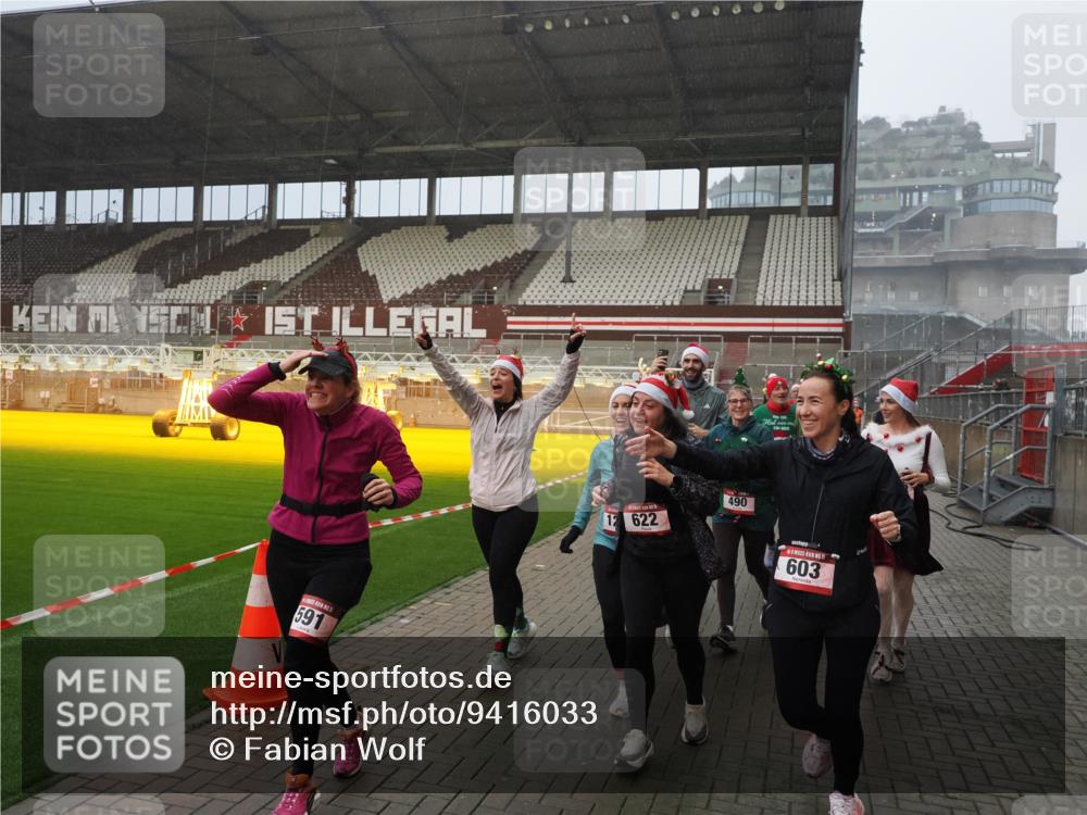07.12.2025 - St. Pauli X-Mass-Run No. 15 Fabian Wolf http://msf.ph/oto/9416033 07.12.2025 11:07:24 Ziel 281, 342, 344, 476, 490, 591, 596, 603, 621, 622, 673, 688, 781, 1202, 1206, 1233, 1585, 1587, 2403, 5008 meine-sportfotos.de