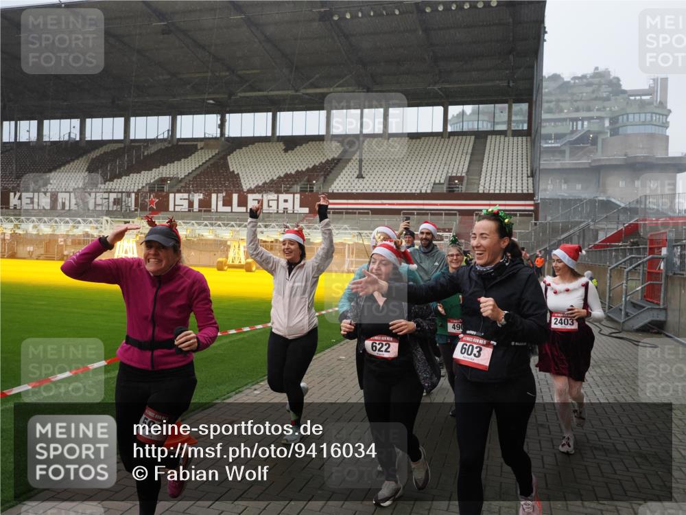 07.12.2025 - St. Pauli X-Mass-Run No. 15 Fabian Wolf http://msf.ph/oto/9416034 07.12.2025 11:07:24 Ziel 281, 342, 344, 476, 490, 591, 596, 603, 621, 622, 673, 688, 781, 1202, 1206, 1233, 1585, 1587, 2403, 5008 meine-sportfotos.de