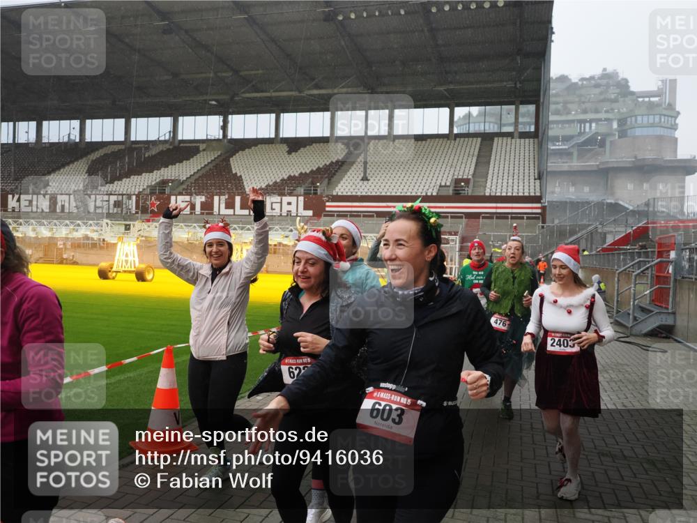07.12.2025 - St. Pauli X-Mass-Run No. 15 Fabian Wolf http://msf.ph/oto/9416036 07.12.2025 11:07:24 Ziel 281, 342, 344, 476, 490, 591, 596, 603, 621, 622, 673, 688, 781, 1202, 1206, 1233, 1585, 1587, 2403, 5008 meine-sportfotos.de