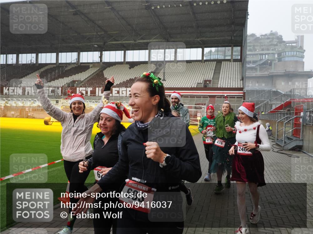 07.12.2025 - St. Pauli X-Mass-Run No. 15 Fabian Wolf http://msf.ph/oto/9416037 07.12.2025 11:07:25 Ziel 281, 342, 344, 476, 490, 591, 596, 603, 621, 622, 673, 688, 781, 1202, 1206, 1233, 1585, 1587, 2403, 5008 meine-sportfotos.de