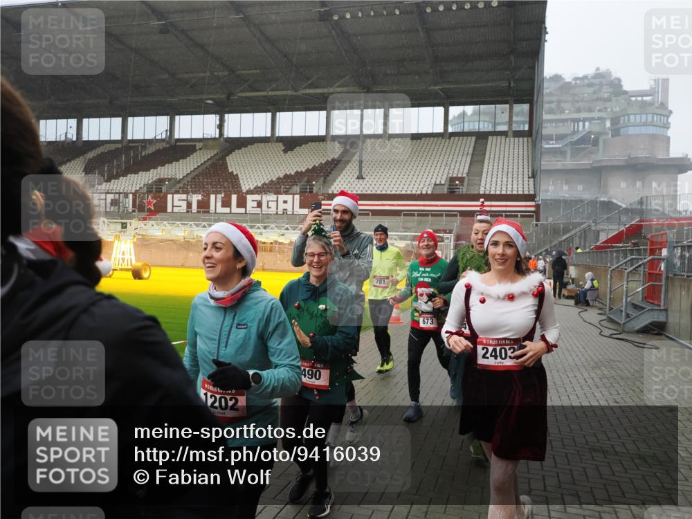 07.12.2025 - St. Pauli X-Mass-Run No. 15 Fabian Wolf http://msf.ph/oto/9416039 07.12.2025 11:07:25 Ziel 281, 342, 344, 476, 490, 591, 596, 603, 621, 622, 673, 688, 781, 1202, 1206, 1233, 1585, 1587, 2403, 5008 meine-sportfotos.de