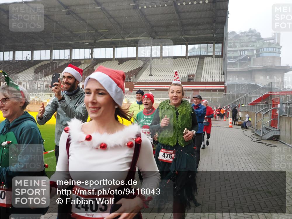 07.12.2025 - St. Pauli X-Mass-Run No. 15 Fabian Wolf http://msf.ph/oto/9416043 07.12.2025 11:07:26 Ziel 281, 342, 344, 476, 490, 591, 596, 603, 621, 622, 673, 688, 781, 1202, 1206, 1233, 1585, 1587, 2403, 5008 meine-sportfotos.de