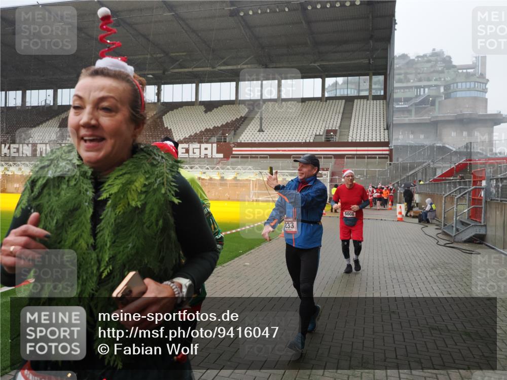 07.12.2025 - St. Pauli X-Mass-Run No. 15 Fabian Wolf http://msf.ph/oto/9416047 07.12.2025 11:07:27 Ziel 342, 344, 476, 490, 591, 596, 603, 621, 622, 673, 781, 1202, 1206, 1233, 1585, 1587, 2403, 5008 meine-sportfotos.de