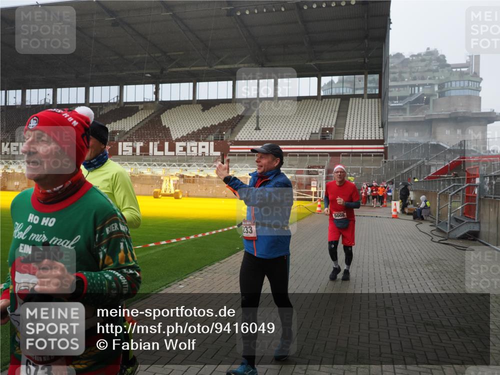 07.12.2025 - St. Pauli X-Mass-Run No. 15 Fabian Wolf http://msf.ph/oto/9416049 07.12.2025 11:07:27 Ziel 342, 344, 476, 490, 591, 596, 603, 621, 622, 673, 781, 1202, 1206, 1233, 1585, 1587, 2403, 5008 meine-sportfotos.de