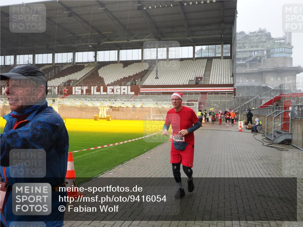 07.12.2025 - St. Pauli X-Mass-Run No. 15 Fabian Wolf http://msf.ph/oto/9416054 07.12.2025 11:07:28 Ziel 315, 342, 344, 476, 490, 591, 603, 621, 622, 673, 781, 1202, 1206, 1233, 1585, 1587, 2403, 5008 meine-sportfotos.de