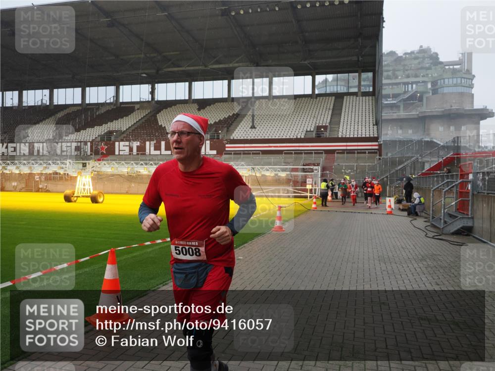 07.12.2025 - St. Pauli X-Mass-Run No. 15 Fabian Wolf http://msf.ph/oto/9416057 07.12.2025 11:07:29 Ziel 77, 315, 342, 344, 476, 490, 591, 603, 621, 622, 673, 781, 1202, 1206, 1233, 1235, 1824, 1866, 2403, 5008 meine-sportfotos.de