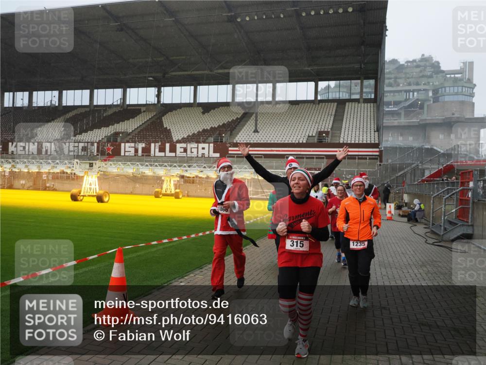 07.12.2025 - St. Pauli X-Mass-Run No. 15 Fabian Wolf http://msf.ph/oto/9416063 07.12.2025 11:07:38 Ziel 77, 315, 332, 377, 389, 397, 623, 1235, 1509, 1824, 1866, 1910, 2693, 5008 meine-sportfotos.de