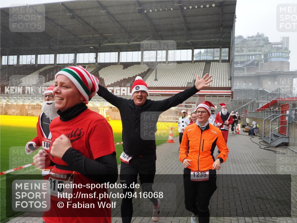07.12.2025 - St. Pauli X-Mass-Run No. 15 Fabian Wolf http://msf.ph/oto/9416068 07.12.2025 11:07:39 Ziel 77, 315, 332, 377, 389, 397, 623, 1235, 1509, 1824, 1866, 1910, 2693 meine-sportfotos.de