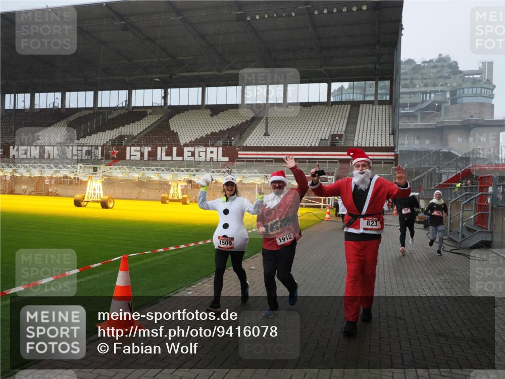 07.12.2025 - St. Pauli X-Mass-Run No. 15 Fabian Wolf http://msf.ph/oto/9416078 07.12.2025 11:07:41 Ziel 77, 273, 315, 332, 377, 389, 397, 623, 1235, 1509, 1812, 1824, 1866, 1910, 2693 meine-sportfotos.de