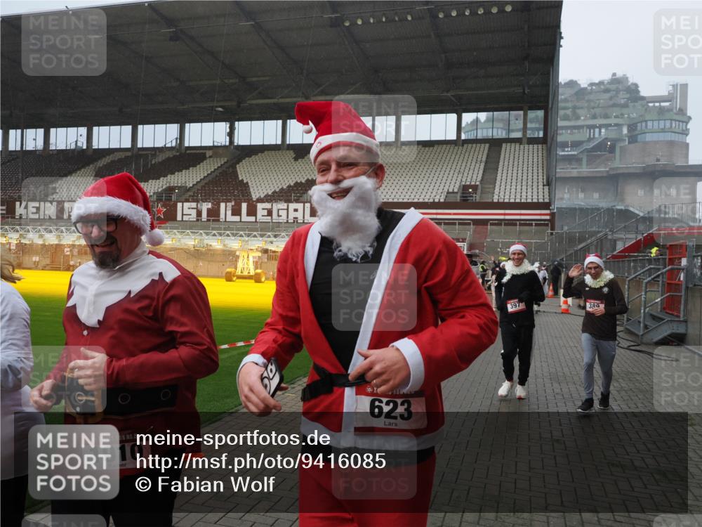 07.12.2025 - St. Pauli X-Mass-Run No. 15 Fabian Wolf http://msf.ph/oto/9416085 07.12.2025 11:07:42 Ziel 77, 271, 273, 315, 332, 377, 389, 397, 623, 1235, 1439, 1441, 1509, 1812, 1824, 1866, 1910, 2693 meine-sportfotos.de