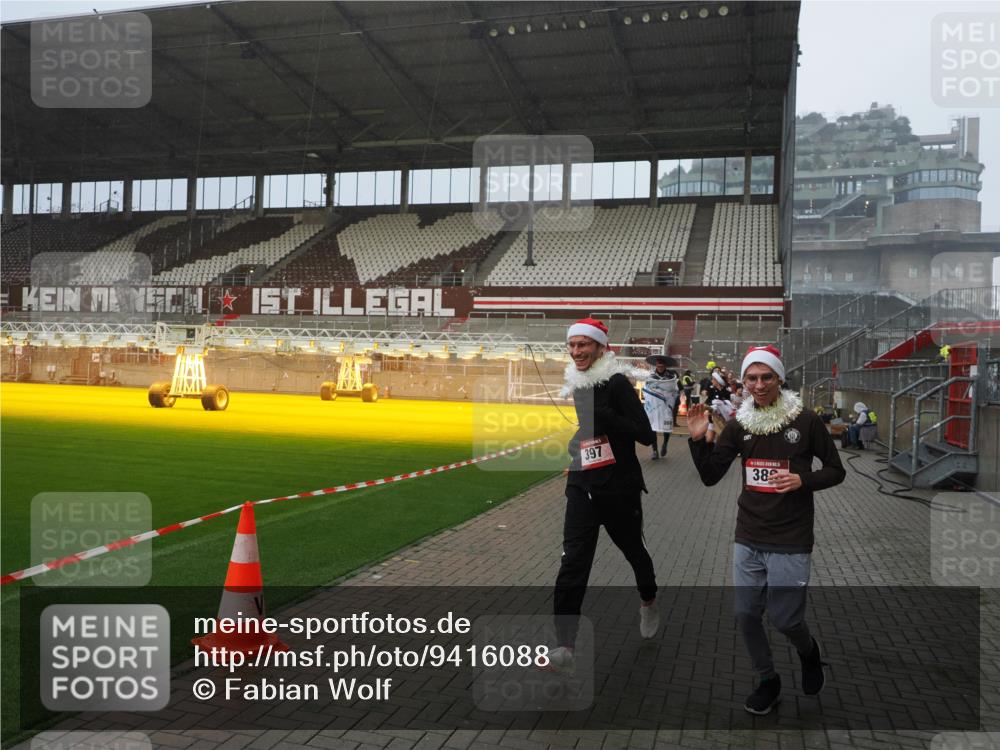 07.12.2025 - St. Pauli X-Mass-Run No. 15 Fabian Wolf http://msf.ph/oto/9416088 07.12.2025 11:07:43 Ziel 77, 271, 273, 315, 332, 377, 389, 397, 623, 1235, 1439, 1441, 1509, 1812, 1824, 1866, 1910, 2693 meine-sportfotos.de