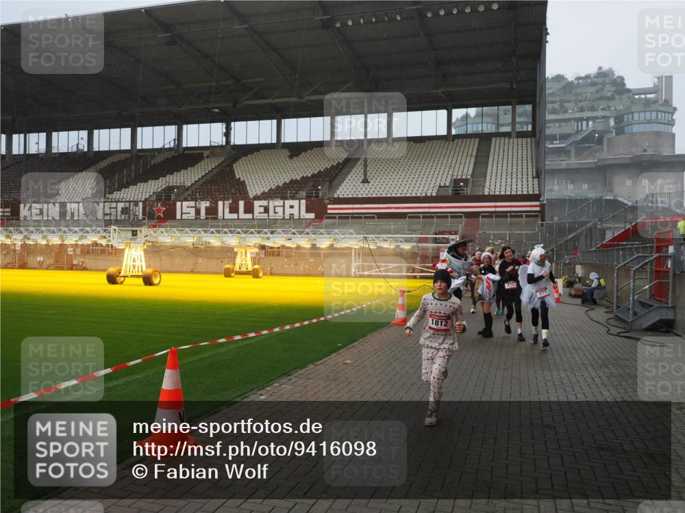 07.12.2025 - St. Pauli X-Mass-Run No. 15 Fabian Wolf http://msf.ph/oto/9416098 07.12.2025 11:07:46 Ziel 77, 271, 273, 286, 293, 315, 332, 377, 389, 397, 623, 1235, 1378, 1381, 1382, 1383, 1439, 1441, 1460, 1509, 1812, 1824, 1866, 1910, 2693 meine-sportfotos.de