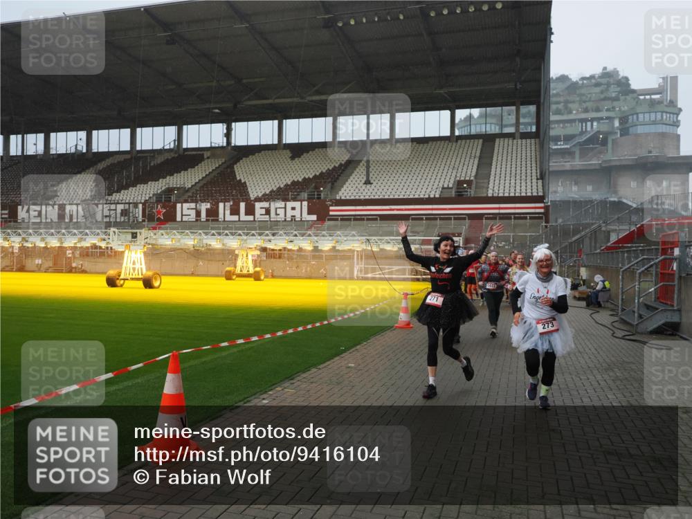 07.12.2025 - St. Pauli X-Mass-Run No. 15 Fabian Wolf http://msf.ph/oto/9416104 07.12.2025 11:07:48 Ziel 77, 271, 273, 286, 293, 315, 332, 377, 389, 397, 623, 1235, 1378, 1381, 1382, 1383, 1439, 1441, 1460, 1509, 1812, 1824, 1866, 1910, 2693 meine-sportfotos.de