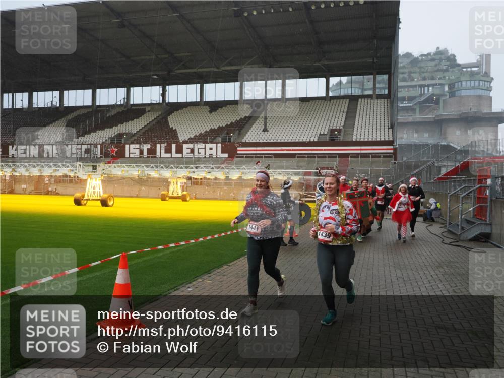 07.12.2025 - St. Pauli X-Mass-Run No. 15 Fabian Wolf http://msf.ph/oto/9416115 07.12.2025 11:07:51 Ziel 271, 273, 286, 293, 332, 377, 389, 397, 623, 774, 1107, 1123, 1129, 1378, 1381, 1382, 1383, 1439, 1441, 1460, 1509, 1812, 1910, 2693 meine-sportfotos.de